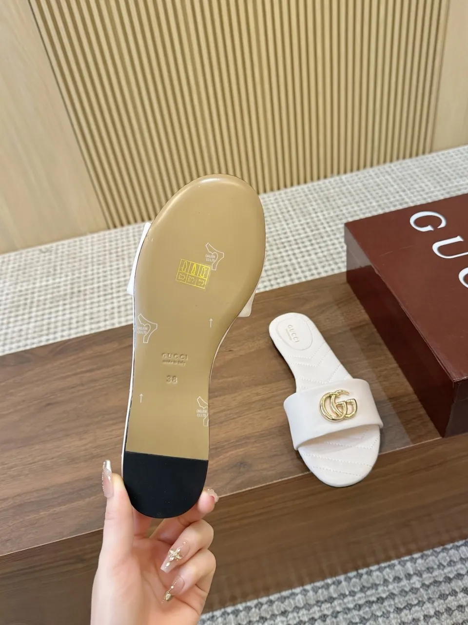 👟👟Ex-factory price 440👟👟 💯💯💯Gucci 2025 spring and summer latest popular slip-on sandals series... [Round toe] Latest double G buckle. Embroidery style Original quality 🍃Original European style, 💥perfect on the feet💃💃When worn with this shoe, it is elegant and crystal clear. No matter the materials of the accessories, they are all customized one by one. You must go to get the original version. The whole series is full of exciting and innovative elements. The texture of different materials, the texture of the materials, and the expression of the materials have a strong artistic atmosphere... ❶ Upper: imported cowhide ❷ Inner lining: customized imported sheepskin ❸ Foot pads: customized imported sheepskin ❹ Outsole: imported Italian genuine leather outsole ❺ Heel height: 1.5CM ❻ Packaging: Original full set of packaging ❼ Code number: 35-43 (41.42.43 customized is not returnable)